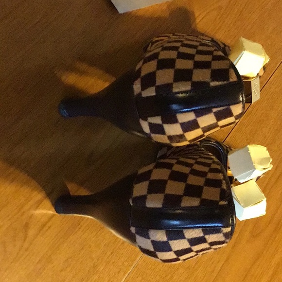 Louis Vuitton pony skin pump with gold square. - Picture 4 of 6